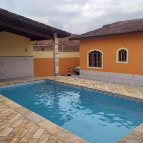 Casa com piscina e churrasqueira